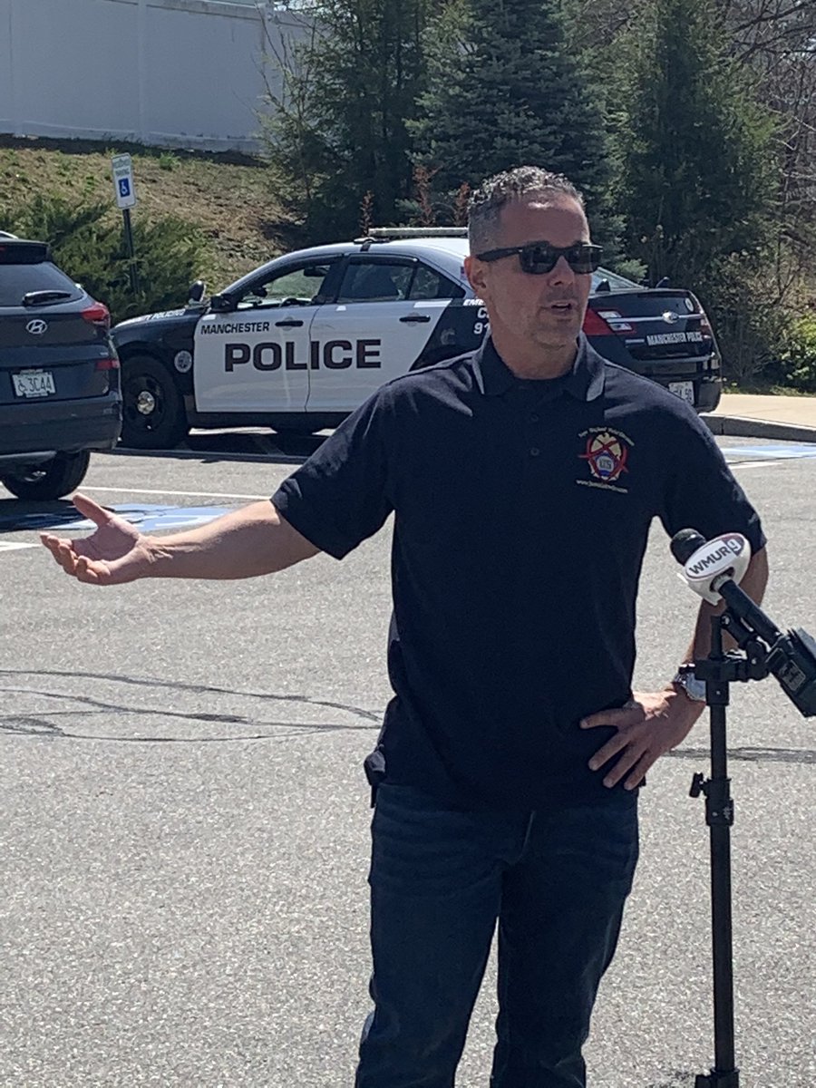 #DEA’s Jon DeLena says great team effort at Elliot’s River Edge Hospital in Manchester, NH to drop off your #TakeBackDay   items with drive thru drop off in place. Thanks to @ElliotHealthSys @mht_nh_police @AldenbergAllen @MakinitHappenGM @RepChrisPappas @MikeCherryWMUR @WMUR9