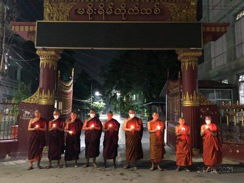 The #CandleLightStrike was held by the monks in Masoerain Monastery, Mandalay City, tonight against the military dictatorship with praying for Myanmar Citizens.

#Apr24Coup
#WhatsHappeningInMyanmar
#MurdererMinAungHlaing