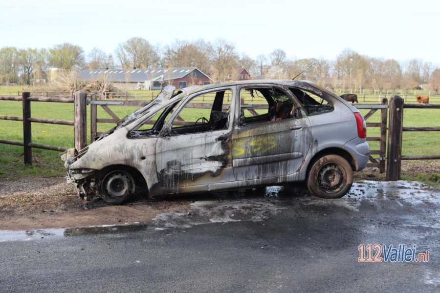 Crossauto in brand op de Kattenbroekerweg in #Lunteren. 112Vallei.
