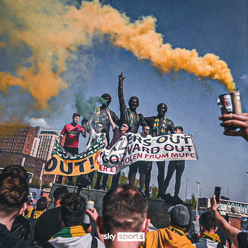 SkySportsNews's tweet photo. Manchester United fans gathered in their thousands outside Old Trafford on Saturday to protest over the club's involvement in the European Super League