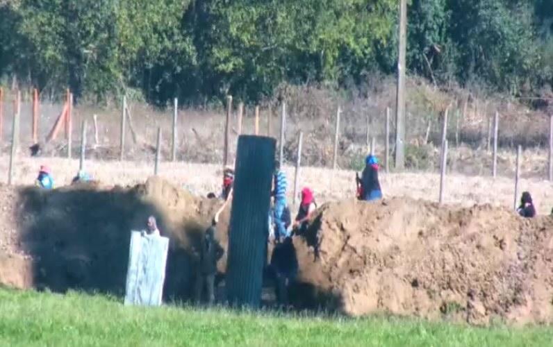 aprachile's tweet photo. 🔴Comunidad Caucauche junto a comunidades de Galvarino, Lautaro y Perquenco se estan enfrentando con carabineros, esto en Fundo las Tranqueras Nueva Imperial.
A ellos se les desalojo el miércoles y hoy hicieron una reunión convocando gente, en pleno pandemia y cuarentena. https://t.co/Ohc8mIgLlY