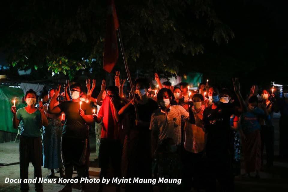 Thae Thu (@thaethuthuhan1) on Twitter photo The #CandleLightStrike was held by the people in #Monywa Tsp, Sagaing Region, tonight against the military dictatorship.
#Apr24Coup
#WhatsHappeningInMyanmar
#MurdererMinAungHlaing
<a href="/KentEngland77/">Craig Chamberlain</a> The #CandleLightStrike was held by the people in #Monywa Tsp, Sagaing Region, tonight against the military dictatorship.
#Apr24Coup
#WhatsHappeningInMyanmar
#MurdererMinAungHlaing
<a href="/KentEngland77/">Craig Chamberlain</a>