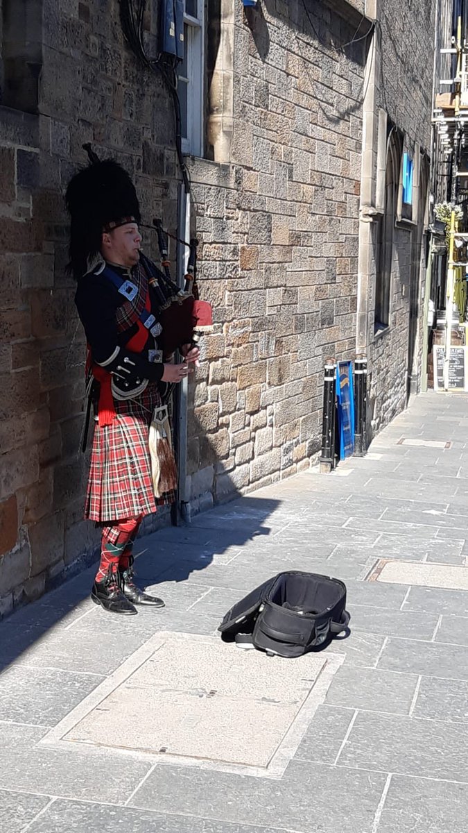 JasonNicol_GenQ's tweet photo. Day trip to surprise brother who is impressively walking a 26 mile kiltwalk to raise money for #waverlycare. Sun out. Bit of education at the castle for junior. The Bruce on the right; Wallace on the left. #lockdowneases #longdaytrip https://t.co/Mfj8UAatNZ