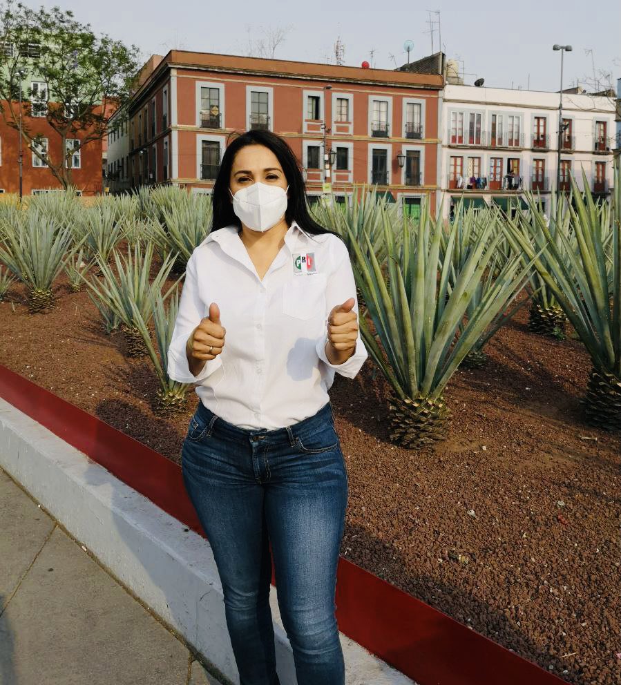 SilviaSanBarr's tweet photo. No me reúno con la gente para decirles un discurso armado de mentiras ni falsas promesas. Soy una mujer trabajadora, que viene de abajo y padece los problemas de la ciudad. Mi objetivo es conocer cada una de sus necesidades para cambiar a la #Cuauhtémoc. #SilviaSíVa https://t.co/6kl8evQYoX