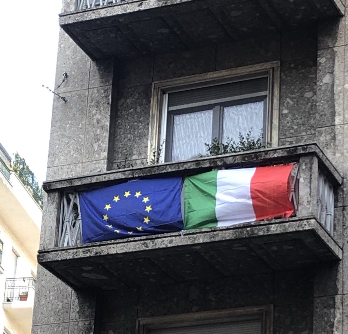 Le bandiere sono esposte
Che la festa della liberazione dai populismi abbia inizio🎖
Viva l’ Italia 🇮🇹 e l’Europa🇪🇺
#scelgoio