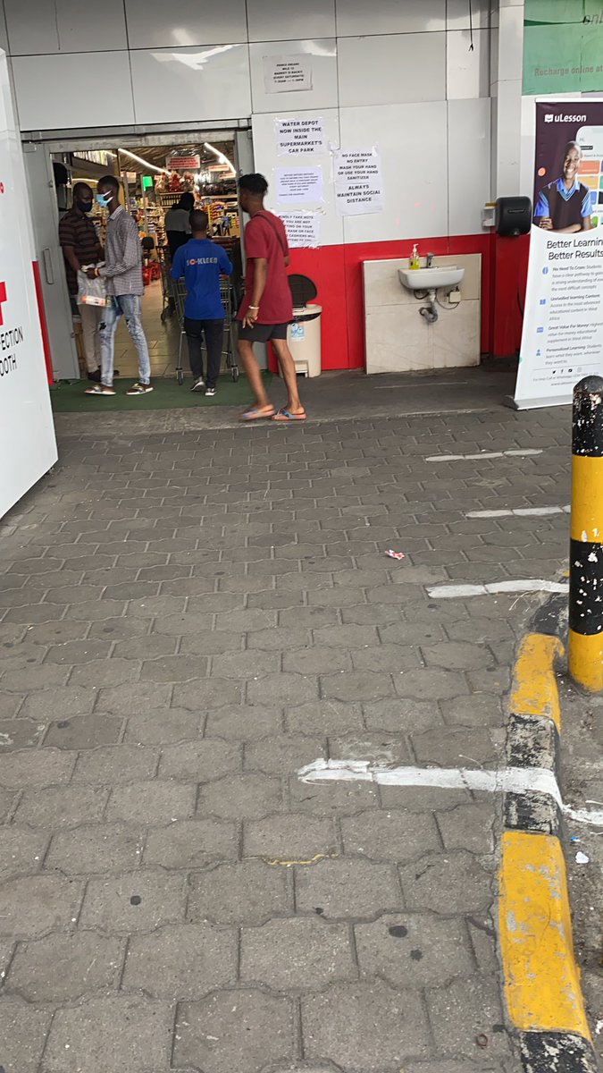SheBites_'s tweet image. Ebeano, Shoprite, and some of these big supermarkets will make you wash hand/ Sanitize before you enter and maintain social distancing... But they end up putting one person at the exit to give everybody corona by touching everybody’s receipt. Common sense isn’t common! #COVID19