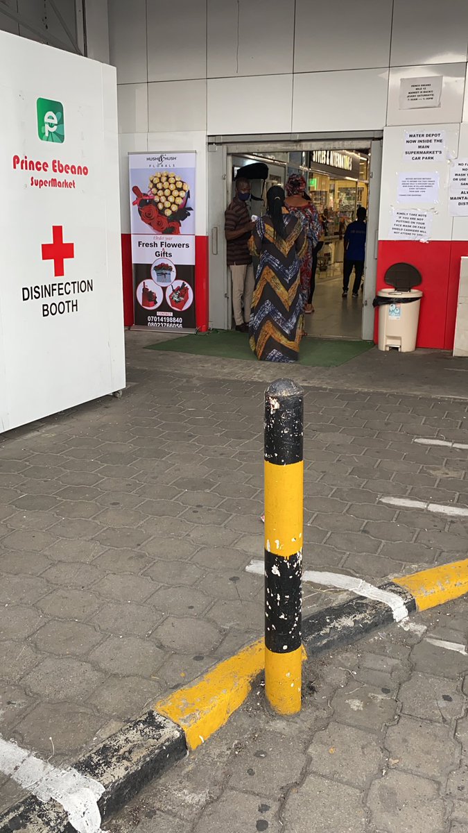 SheBites_'s tweet image. Ebeano, Shoprite, and some of these big supermarkets will make you wash hand/ Sanitize before you enter and maintain social distancing... But they end up putting one person at the exit to give everybody corona by touching everybody’s receipt. Common sense isn’t common! #COVID19