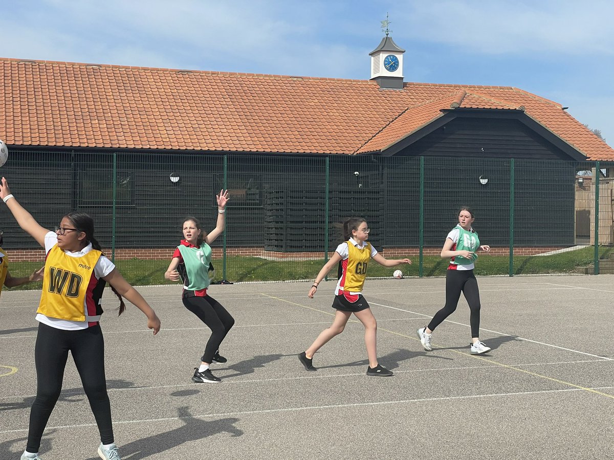 Great to see so many girls this morning enjoying their netball in the beautiful ☀️