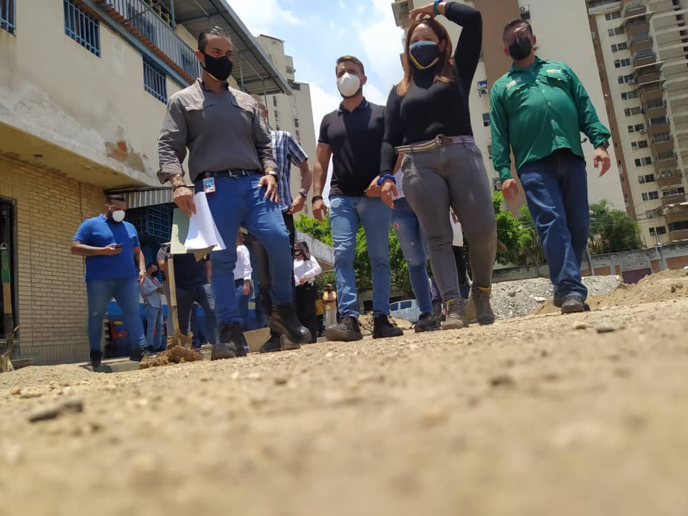 PsuvGirardotPo1's tweet photo. Hoy más q nunca nuestro Alcalde @RafaelGirardot asume con gallardía y pasión la gestión de nuestro Alcalde invicto @AlcaldePedroB para seguir impulsando los planes de la maracay bonita de todos en conjunto con nuestro Gobernador @R_MarcoTorres 
#PedroVuelaAlto 
@NicolasMaduro https://t.co/Au6cb0Qycc