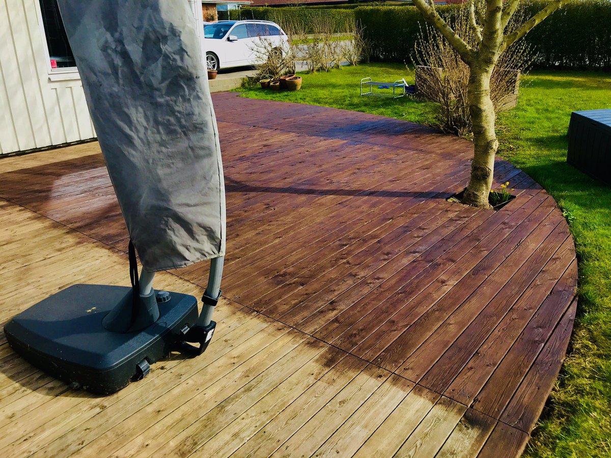 kamransarwar's tweet photo. Terasseslibning/oliering er en perfekt og monoton nok opgave til, med podcast i ørerne, at komme i trance og således glemme alt om tid og sted.
Og vupti! Timerne flyver og fastebrudstiden nærmer sig med hastige skridt.
#Dag12 #Ramadanmark 🇩🇰❤️🇵🇰 https://t.co/1SQCidTZsK