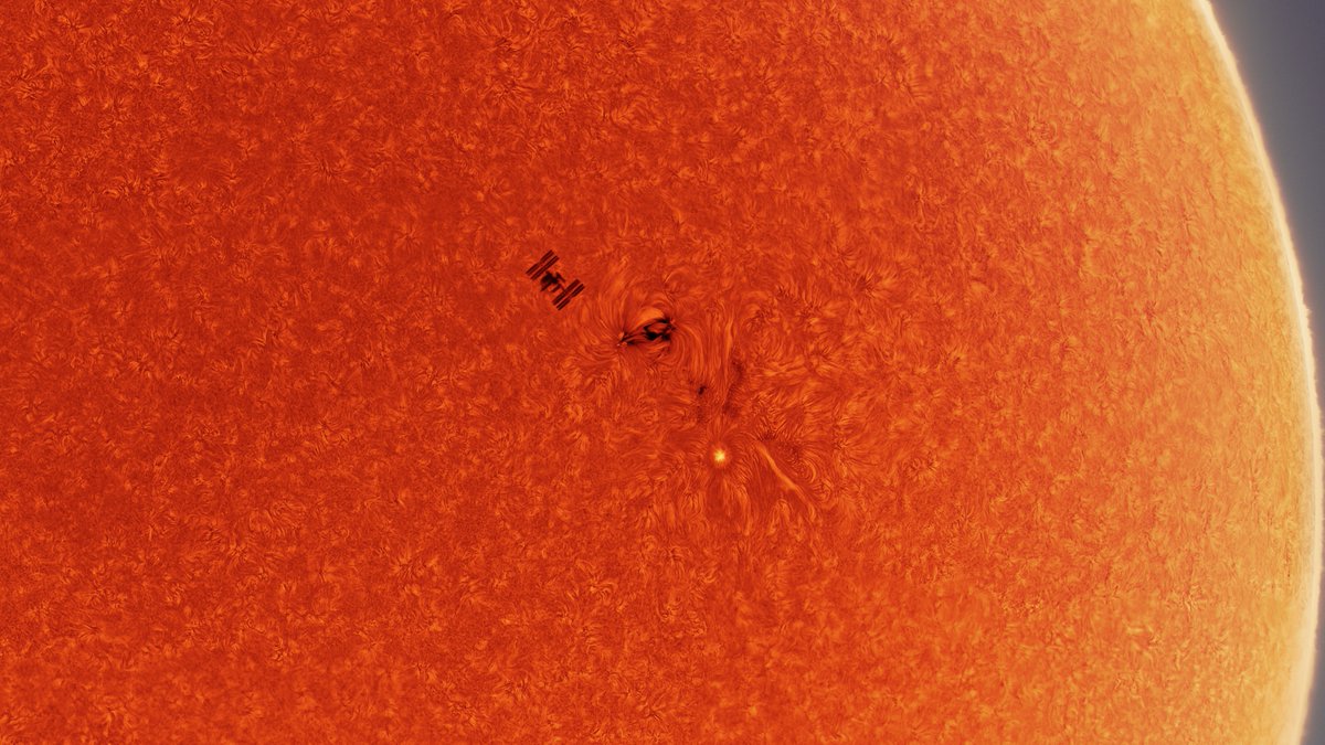 A closer look to the active region/sunspost here reveals something unnatural, what is that ||+|| shape doing in my sun photo?