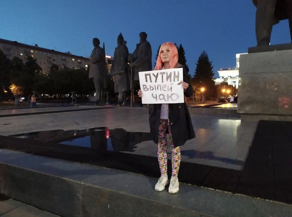 Вот эту девочку, Екатерину Остапенко, координатора нашего штаба во Владивостоке, планируют закрыть в СИЗО. За вовлечение несовершеннолетних в митинги и перекрытие дорог. Полное безумие маразматичного деда
