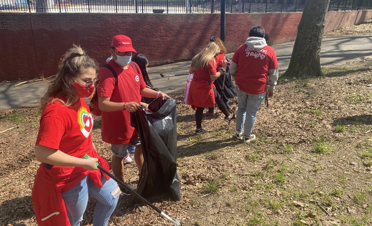 Beautiful Morning ☀️w/ my #JacksonHeights <a href="/Target/">Target</a> store team showing up to help clean up #Astoriapark on National Volunteer week <a href="/APAlliance/">AstoriaParkAlliance</a> #Volunteers “Never doubt that a small group of thoughtful, committed citizens can change the world”. @NicoleTonnessen