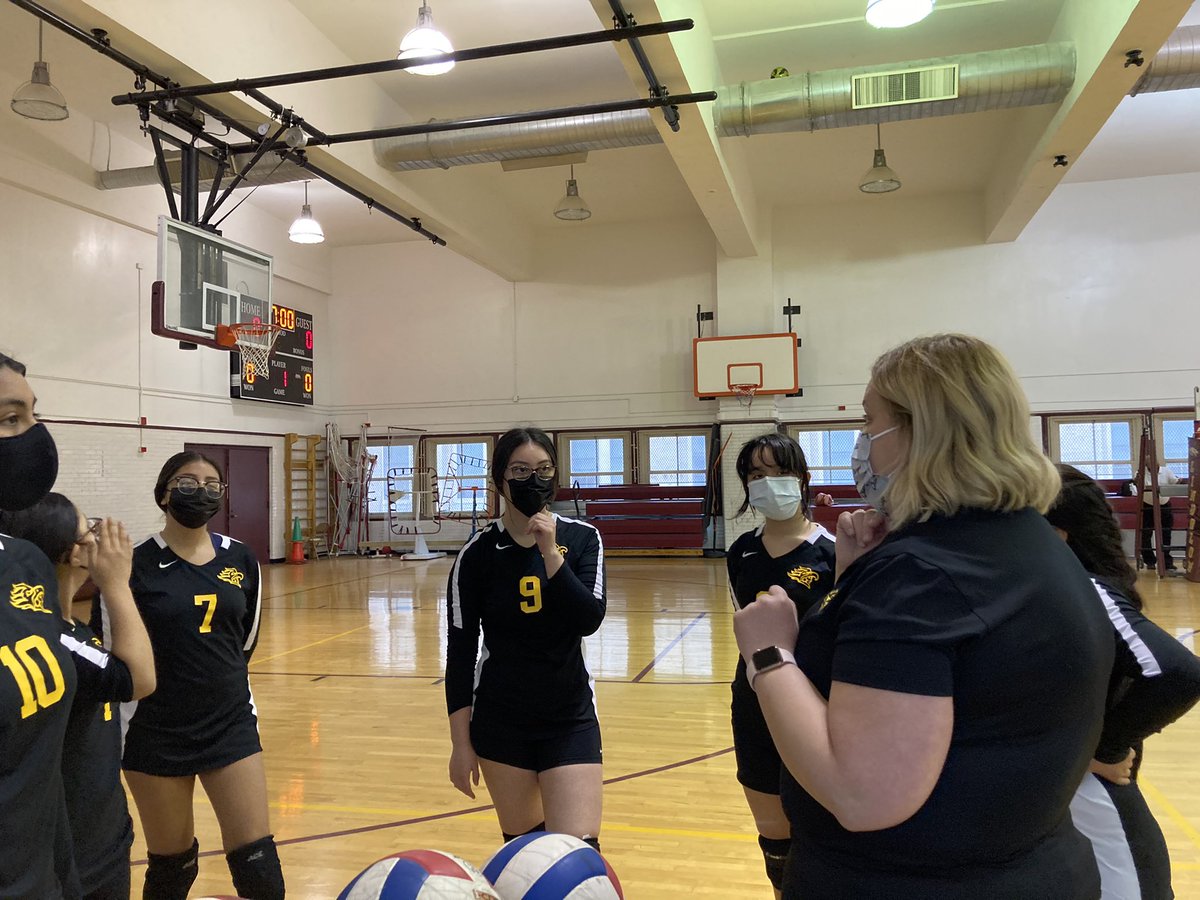 SunWarriorVB's tweet photo. Freshman girls season ended today! We are so happy they came out to join a new team at their new school during the pandemic!! Keep on working hard and can’t wait for next season 🏐 https://t.co/pYLQHoegLU