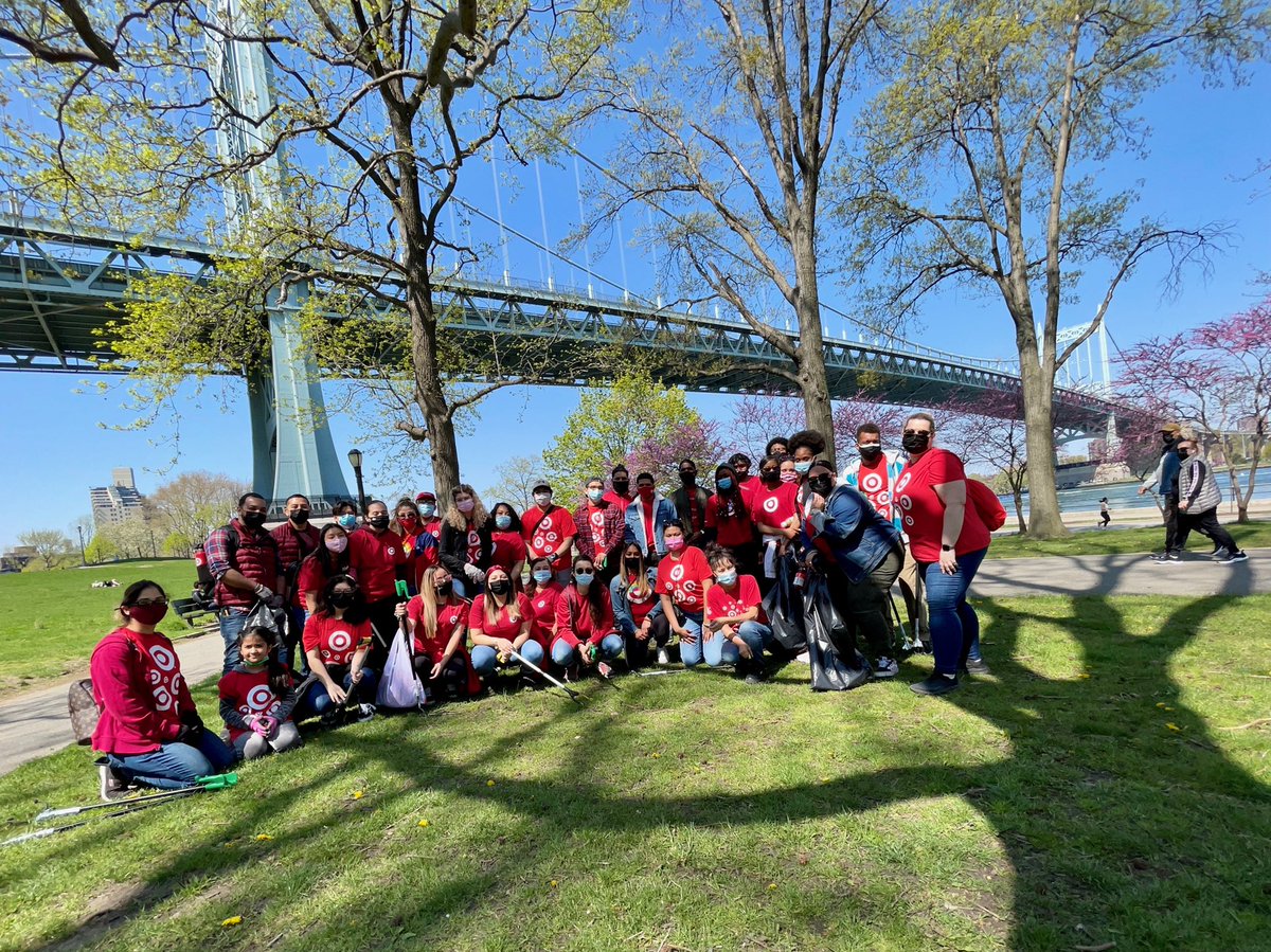 Thank you to 1150, 3280, 3372 and 1401 for joining us today to clean up Astoria Park with the APA! Ending Volunteer week the right way on this beautiful day! 🌺🪴🌎🌻 <a href="/KellyMcGarrity/">Kelly McGarrity</a> @NicoleTonnessen <a href="/TreiGreen/">Trei Green</a> <a href="/MannyTGT28/">Emmanuel Valverde</a> <a href="/MiKiIvey/">Mickela</a> <a href="/samlanders22/">Sam Landers</a> <a href="/TGT_Laura/">Laura Brownlie</a> @JGOGT3280