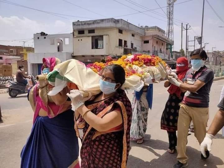 जब माँ ऐ अर्थी को कंधा देने लगें 😭😭 तब समझना कुर्सी पर कोई #नामर्द ही बैठा है 😠... Follow 👉 @KrishnaMohanSha