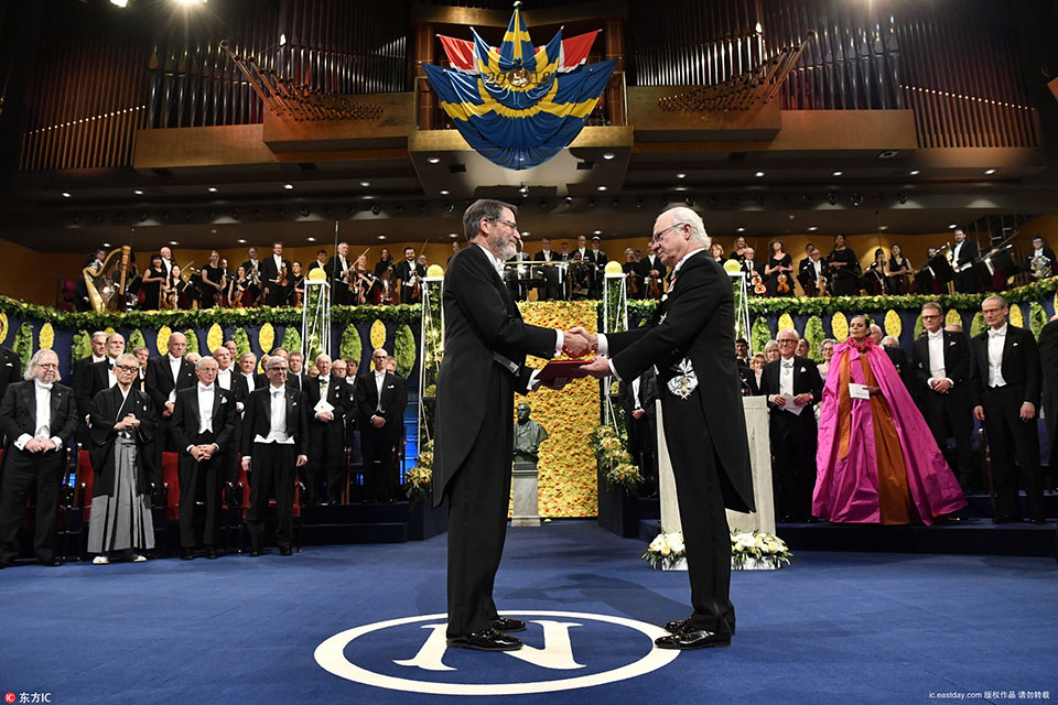 Winning the first prize. Нобелевская церемония 2008. Вручение Нобелевской премии. Нобелевская премия церемония. Церемония вручения Нобелевской премии.