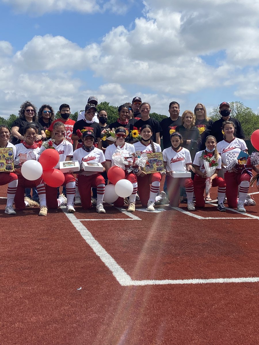 MacArthursoftball tweet media