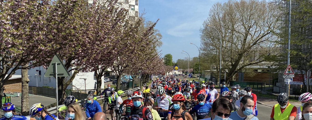 Hommage digne pour Antoine cet après-midi Recueillement du cyclisme Yvelinois Plus de 500 participants pour soutenir la famille. #securiteroutiere #plusdepistes #pistesmieuxentretenues <a href="/CedricAoun78510/">Cédric Aoun</a>