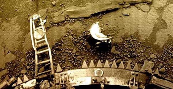 MAstronomers's tweet photo. Venera 13 🛰 launched 🚀 by the Soviets in 1981, captured this image 📷 of the surface of Venus. https://t.co/8vxdOFMWdI