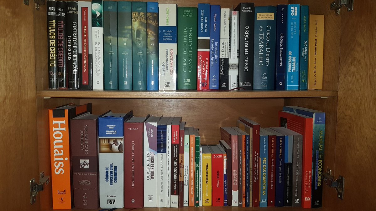 manucafran's tweet photo. Armário da nostalgia de 6 anos dedicados ao direito. Cada livro uma lembrança 👩🏻‍⚖⚖ https://t.co/IIAnUsYvoI