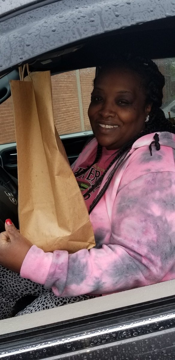 ARedCircleNP's tweet photo. Today, we sloshed through the rain to provide fresh produce and information about the Covid-19 vaccine to North County residents! Our partners are @UMSL nursing students and we are very thankful for their support! https://t.co/iRMQOCfr45
