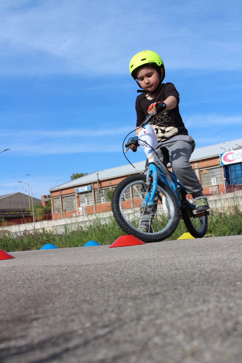 EscolaCiclismeV's tweet photo. Aquesta tarda s’ha celebrat la primera de les Jornades Escolars de Ciclisme 🚴🏼‍♂️ a Terrassa. Gairebé 40 infants hi han participat. Hem fet curses per categories i gimcana. Ens tornem a trobar el 15 de maig!! (Al nostre Facebook podreu trobar més fotos de la jornada) #Terrassa https://t.co/mlAUdDbpbf