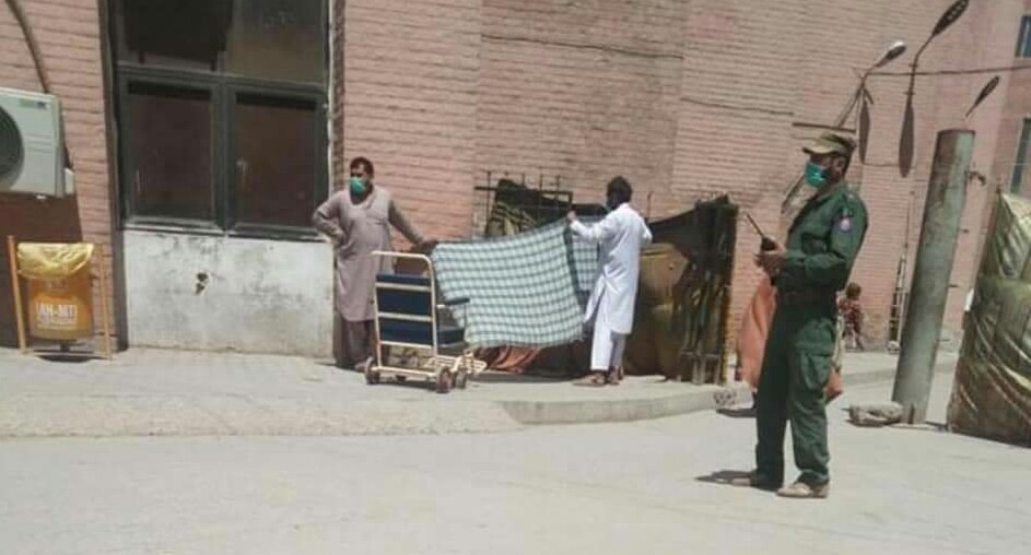 GigyaniNaveed's tweet photo. یہ خیبرپختونخوا کا بڑا ہسپتال لیڈی ریڈنگ ہسپتال پشاور ہیں۔ایک ماں ہسپتال کے احاطے میں بچے کو جنم دے رہی ہیں۔نااہل وزیراعظم عمران نیازی نواز شریف اور زرداری کے پیچھے پڑے ہیں۔اور لیڈی ریڈنگ ہسپتال پشاور کو نااہل لوگوں کے حوالے کر دیا گیا ہے۔
شرم کرو۔
#TabdeeliExpose
#HealthMinister https://t.co/Fqq2UrKtFk