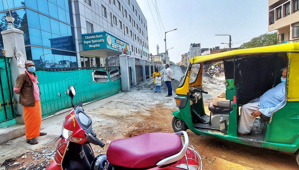 A #COVID19 positive patient waiting in Auto outside hospital in #bengaluru for admission ..Good Samritian Govind Rao (Auto Driver) says he wil not leave patient on road but will wait till he gets admitted in #hospital. Thanks to <a href="/DCPEASTBCP/">DCP EAST</a> who got patient admitted.