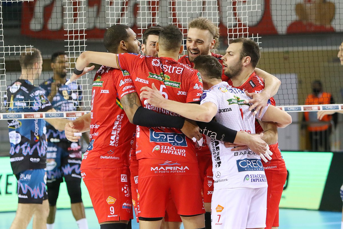 Federvolley's tweet photo. La @VolleyLube è campione d'Italia 🇮🇹
La formazione guidata da @chiccoblengin in gara 4 ha superato 3-1 la @SIRVolleyPG 
Congratulazioni ragazzi 👏👏👏 

#SuperLega https://t.co/50A2Zu0bud
