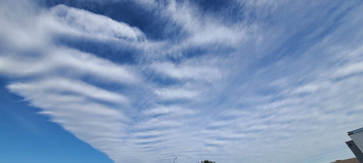andyjump1118's tweet image. #gravitywaveclouds I captured at work this April on a Friday morning.