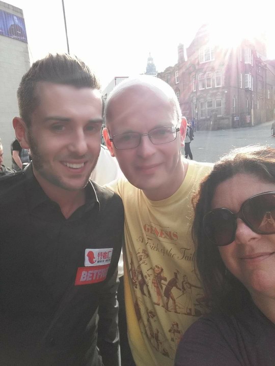 rachfatcat's tweet image. Here's me and @iantobogg hassling Mark Selby at the Crucible stage door a few years ago #BitDrunk #UsNotHim