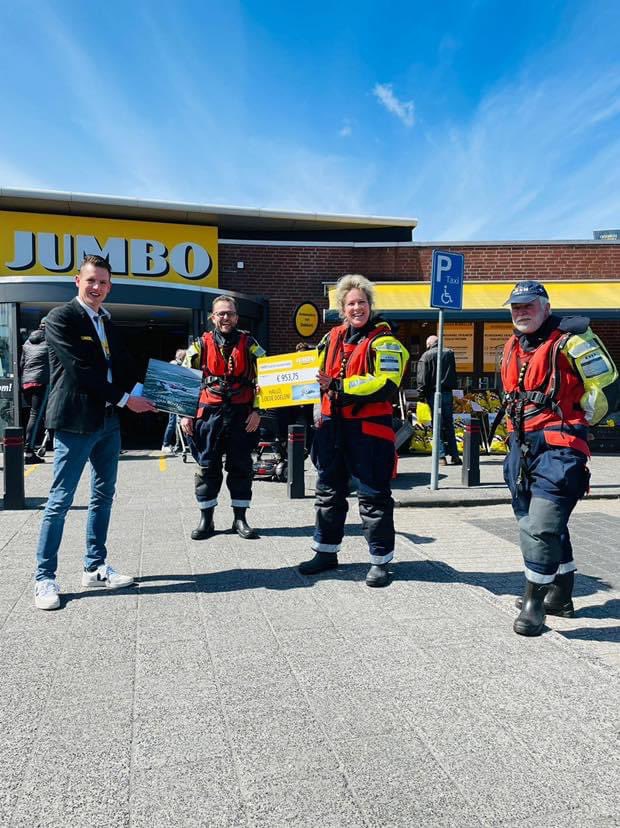 Vandaag van <a href="/jumbodokkum/">Jumbo foodtheater</a> een cheque ontvangen voor <a href="/knrmlau/">KNRM Lauwersoog</a>! Met <a href="/DouwevanderLaan/">Douwevanderlaan</a> en Chris