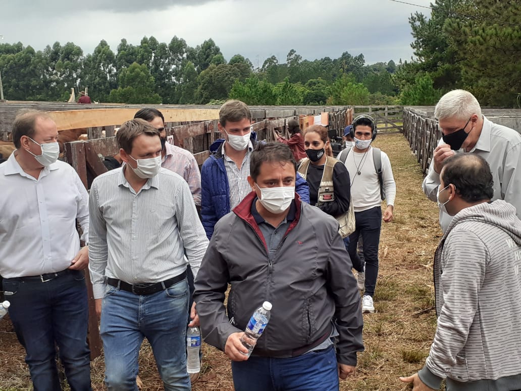 gilsonb10's tweet photo. Esta mañana acompañamos al gobernador en San José y 25 de Mayo, donde se entregaron tractores a productores y se llevó a cabo un remate ganadero https://t.co/zHBxxdWzCt
