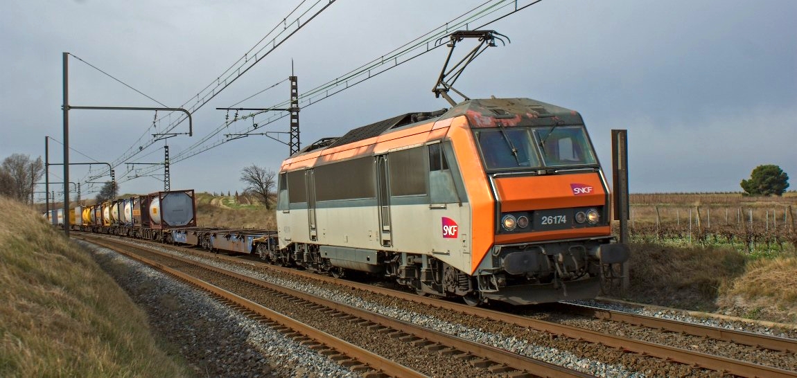 Sur une machine moderne, le poste du conducteur reste du même coté, l'histoire ne change pas.