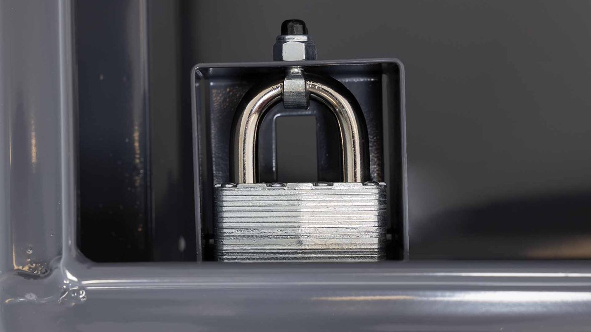 LifeBetterBuilt's tweet image. #BETTERBUILT #JobsiteStorage Boxes make it tough for thieves to get to your tools! Each comes with a recessed slot system for a quick, one-time installation for padlocks. 
LEARN MORE: bddy.me/32HYQ2P