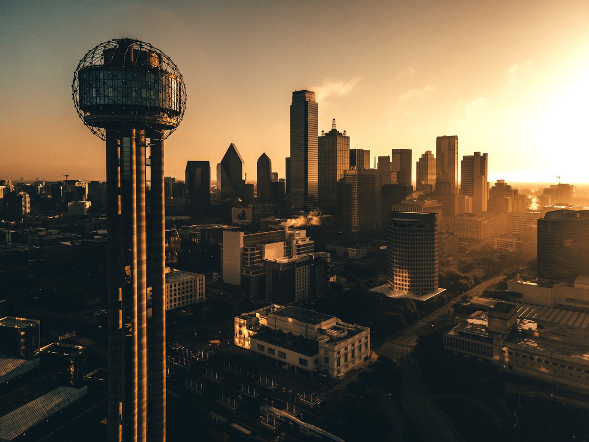 zanexdaniel's tweet photo. sunrise over dallas from a bird’s eye
4/24/21 https://t.co/4qjQWSEn7r