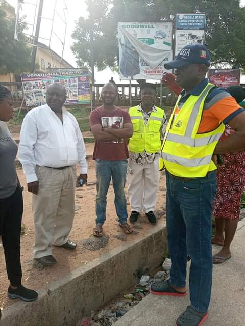 OwoLocal's tweet photo. Today, the chairman Owo Local Government, Hon. Chief Samuel Adegbegi monitored the monthly environmental exercise in Owo Local Government Area of Ondo State.@floondo @RotimiAkeredolu https://t.co/jYPX5esxk6