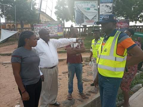 OwoLocal's tweet photo. Today, the chairman Owo Local Government, Hon. Chief Samuel Adegbegi monitored the monthly environmental exercise in Owo Local Government Area of Ondo State.@floondo @RotimiAkeredolu https://t.co/jYPX5esxk6