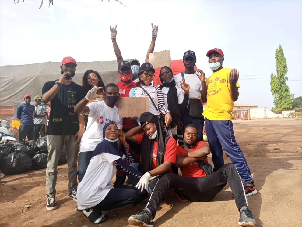 abuploggas's tweet photo. In commemoration of #EarthDay2021, we joined a host of other environmental volunteers across #Zaria and #Kaduna in retrieving indiscriminately disposed PET bottles from the environment, for repurposing through #MissionZeroPlastic

#IsOurFight
#EarthDay2021
#MissionZeroPlastic https://t.co/oklAiq6E1k