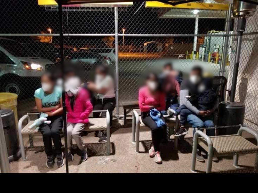 barron_cesar's tweet photo. Con tecnología del C5i Sonora localizaron a 10 ecuatorianos, entre ellos 4 menores, que estaban extraviados en Arizona. Fueron encontrados la noche del viernes al Este de Nogales. Llamaron al 911 pidiendo ayuda. @ssp_sonora https://t.co/RMMH1dgZva