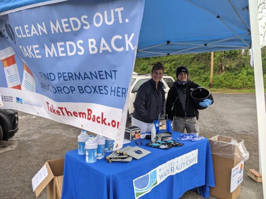 roanokepolice's tweet photo. Thank you to everyone who turned in their unused/expired prescription drugs today at the #NationalPrescriptionDrugTakeBackDay!
If you missed todayโs event, donโt worry โ you can find permanent drop box locations at https://t.co/Ag4IOkwCDm
#DrugTakeBack2021 #RPDcommunity https://t.co/DxsZng3aFA