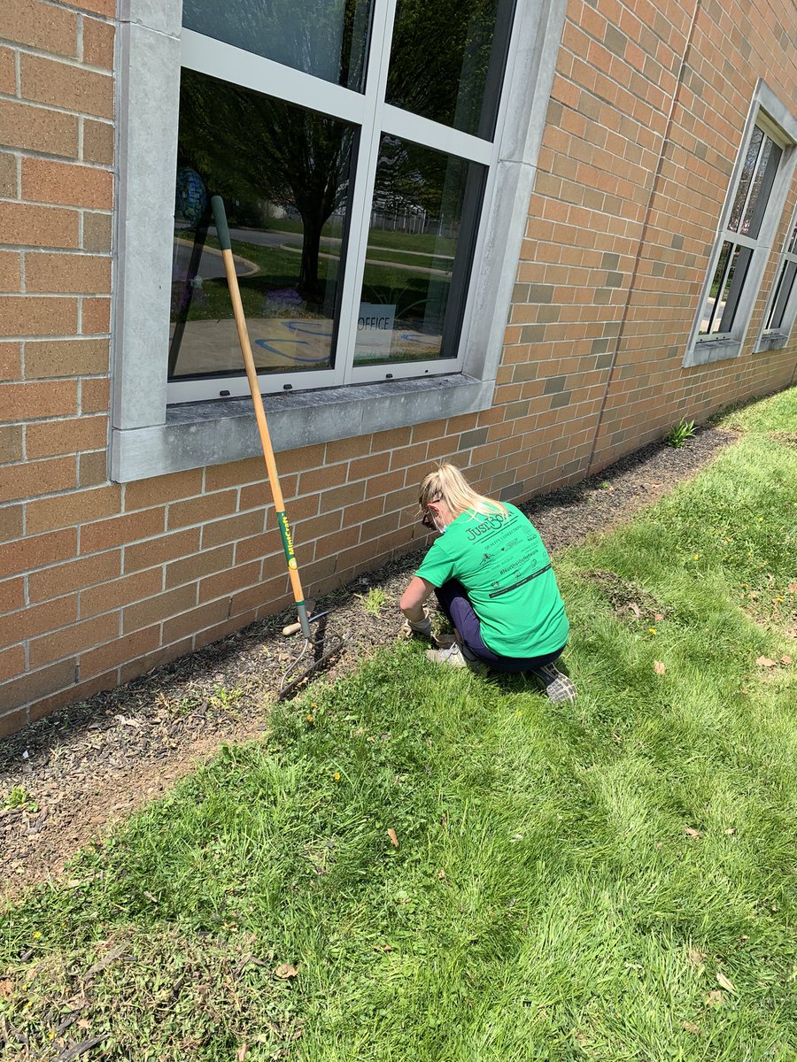 MarvineBASD's tweet photo. A few more smiles from the #NorthsideNetwork Community Clean Up Day! https://t.co/rUW0ofjm1C