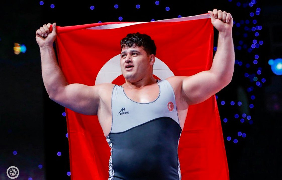 Avrupa Şampiyonasında 10. kez altın madalyaya uzanarak bizlere büyük bir gurur yaşatan ve güreş tarihine adını altın harflerle yazdıran milli sporcumuz @Riza_Kayaalp'i yürekten kutluyorum. 👏🏻👏🏻🇹🇷🇹🇷