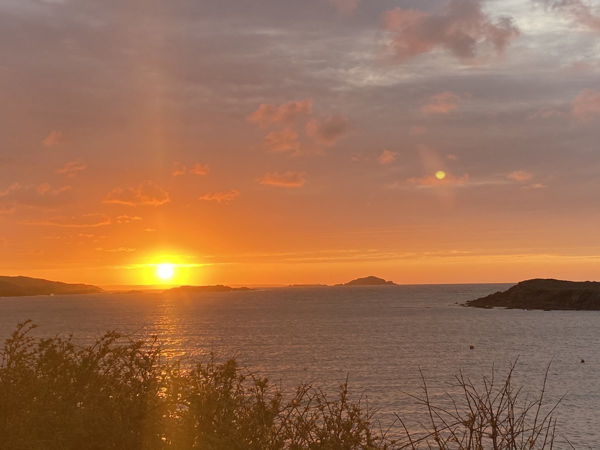 mark_mellett's tweet photo. Early morning thoughts watching sunrise over Flea Island, Castletownshend
#1 @defenceforces serve 🇮🇪 at home & abroad every day
#2 Sovereign rights that are not upheld are more imaginary than real
#3 “The nation that forgets its defenders will itself be forgotten” Emp Maurice https://t.co/fbopf11xat