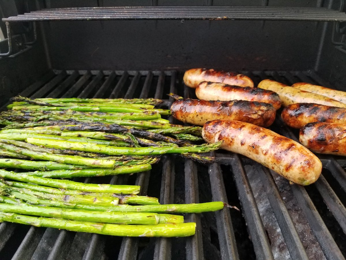 TheStoryShorey's tweet photo. A big splash of green and some garlic bread for @GrillNewEngland tonight. The pesto tortellini was better from the pot. #grillingRI https://t.co/Zvc8fxdfPv