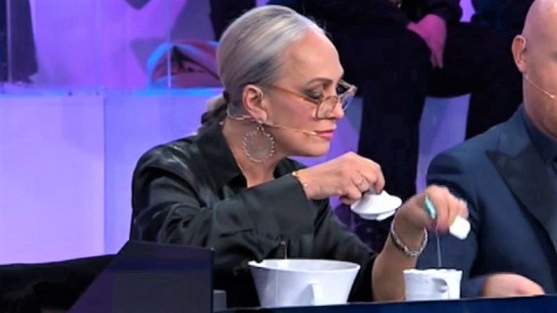 Arymiyy's tweet photo. Scusate quando vende il merchandising del #perlablu e la giacca di #petty7 
#Amici20 https://t.co/DdY2H5zPvN