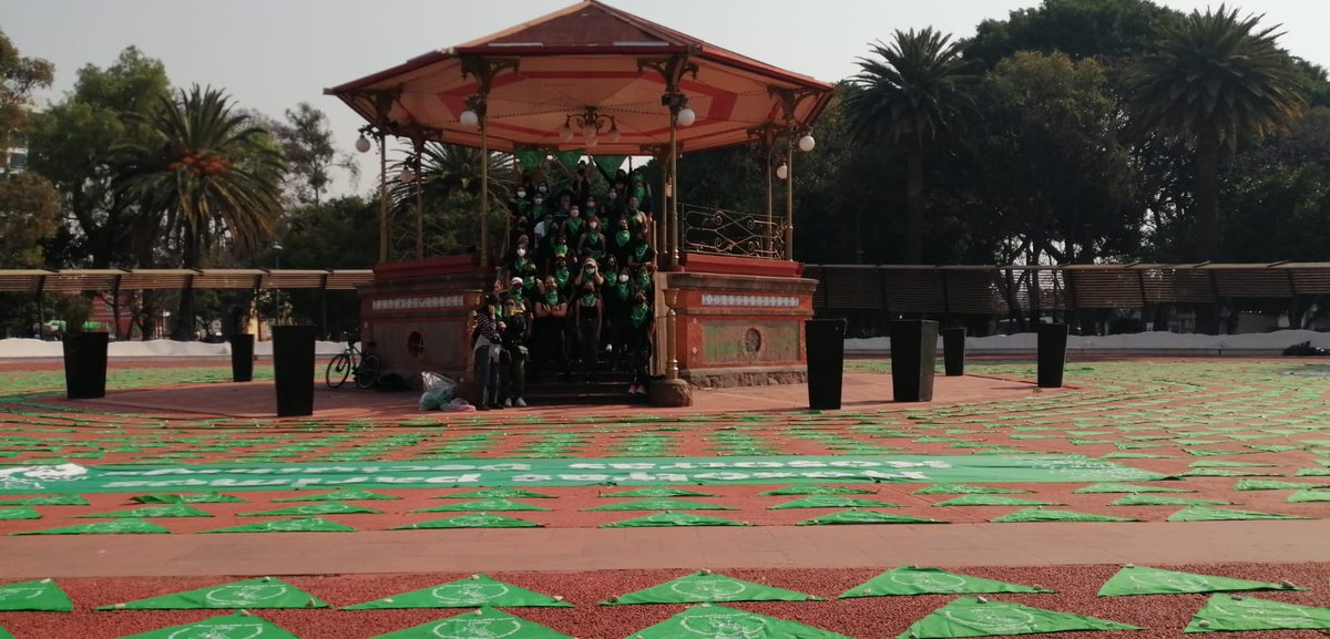 MxMareaVerde's tweet photo. La #MareaVerde sube⬆️💚
En #Puebla se tapizó el Kiosko del Paseo Bravo porque a 14 años de la #ILECDMX , seguimos exigiendo que el #AbortoLegalYa sea realidad en todo México 🔥💪
#SeráLey 
📸 @Qu3tzal y @dannychazari https://t.co/1wehNn3bF7