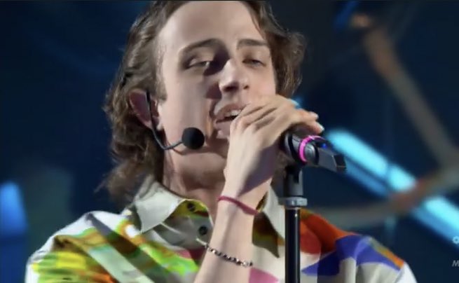 diciannovann1's tweet photo. TUTTA LA NOTTE CON TE. #Amici20 #amemici20 #dateci https://t.co/lB91EYKVvQ