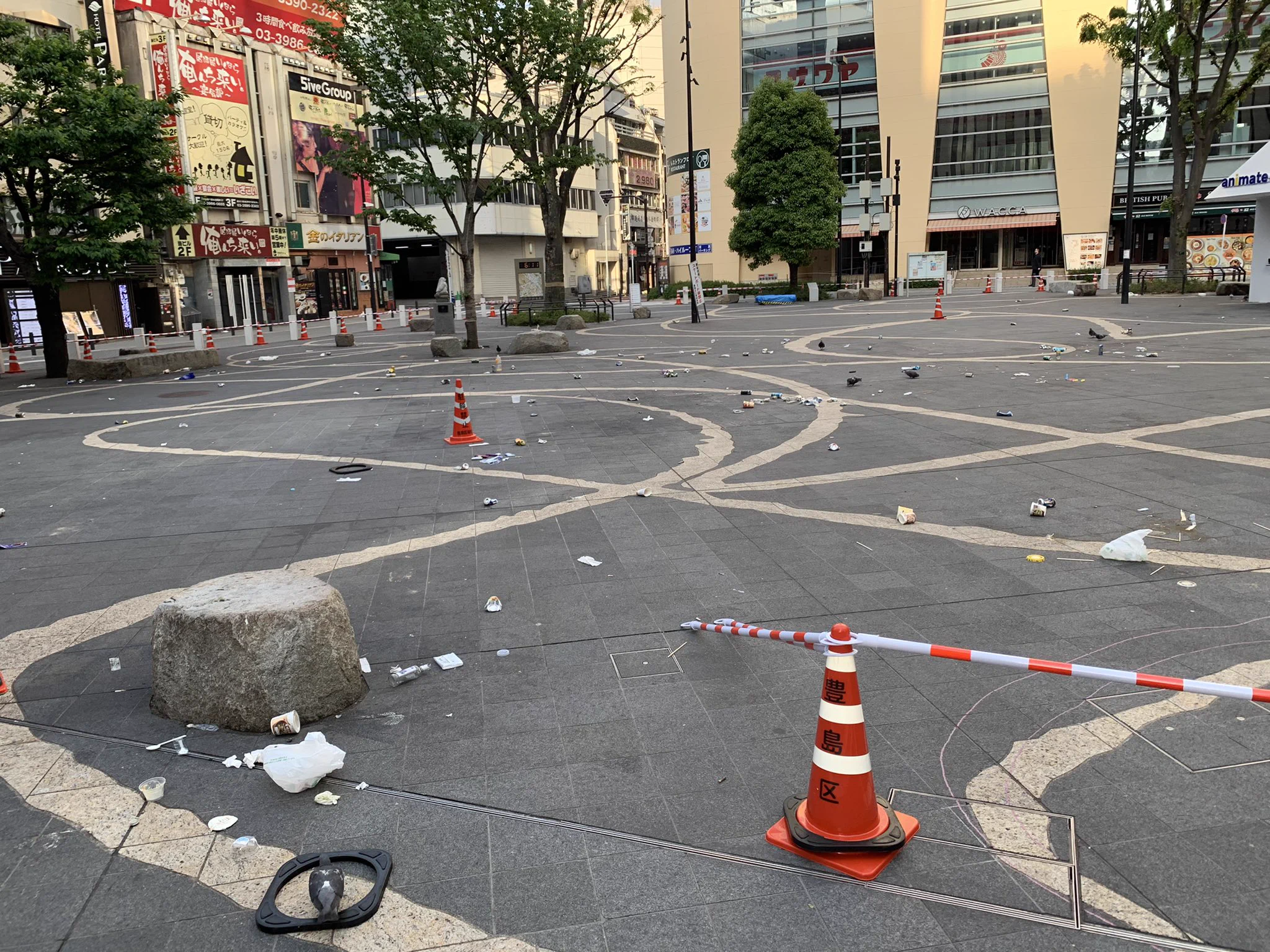 今朝の池袋の公園、ゴミだらけでもうめちゃくちゃ・・・